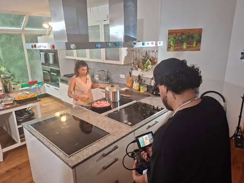 Hands-on cooking class with Cátia and enthusiastic students
